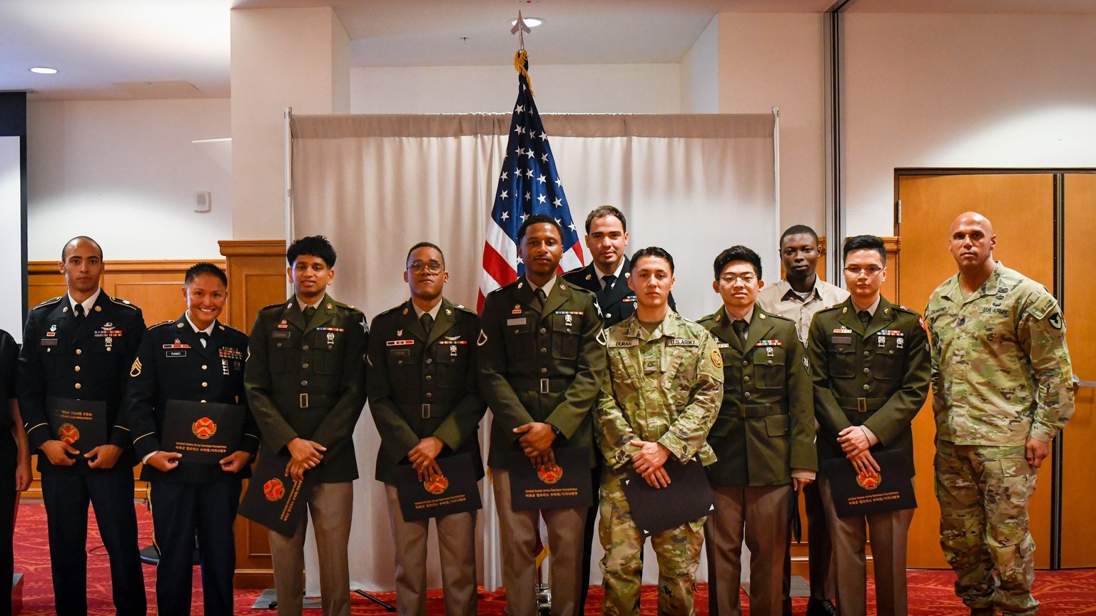 New U.S. citizens and service members at a naturalization ceremony